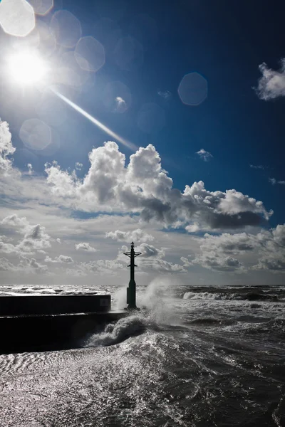 Storm i baltisk hav med blå himmel – stockfoto