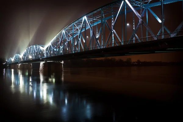 Verlichte brug bij nacht aan rivier — Stockfoto