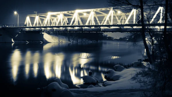 Osvětlené most v noci v zimě — Stock fotografie