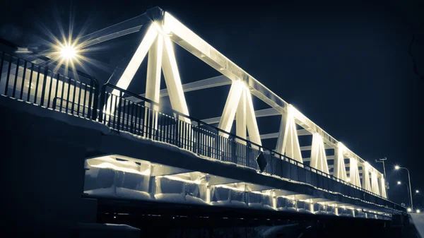 在冬季夜间照明的桥 — 图库照片