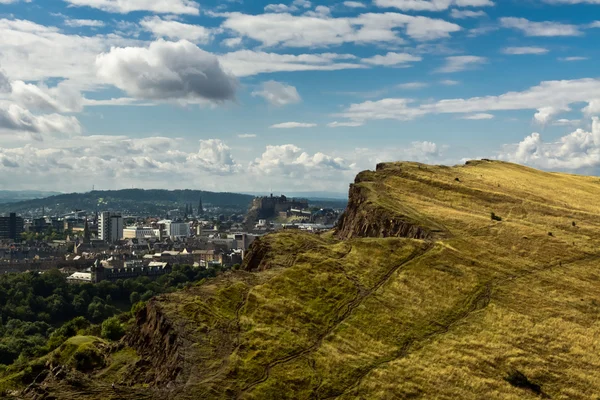 La majestuosa colina con vistas a la ciudad - ideal para una caminata —  Fotos de Stock