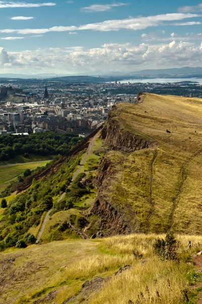 La majestuosa colina con vistas a la ciudad - ideal para una caminata — Foto de Stock