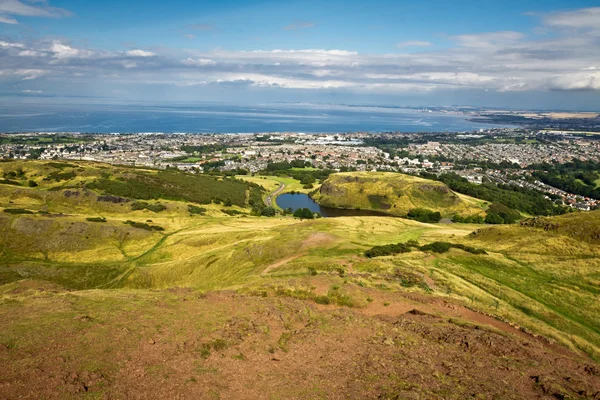 La majestuosa colina con vistas a la bahía - ideal para una caminata — Foto de Stock