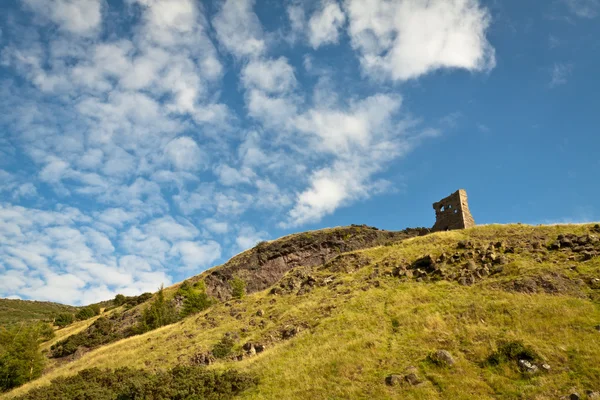 Ruins of monasteries on hill near Holyrood Park — Stock Photo, Image