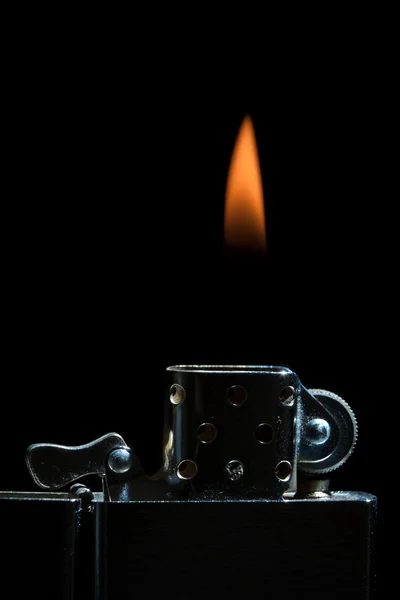 Gaslighter in zwarte achtergrond geïsoleerd — Stockfoto