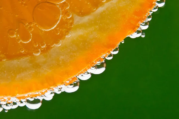 輝く水のオレンジ色の果物 — ストック写真