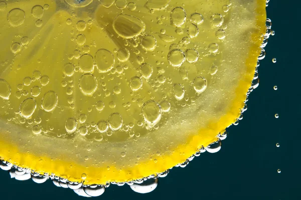 輝く水でレモン フルーツ — ストック写真