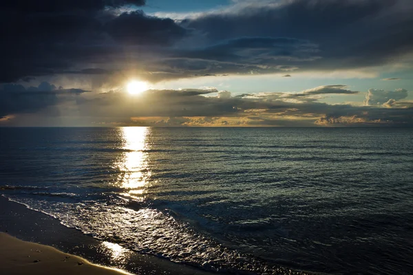 Προβληματισμό σχετικά με θάλασσα στο ηλιοβασίλεμα πάνω από δυναμική ουρανό — Φωτογραφία Αρχείου