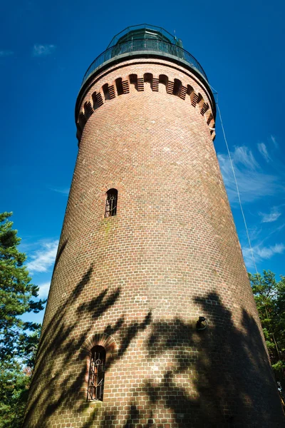 Leuchtturm im blauen Himmel Hintergrund im Sommer — Stockfoto
