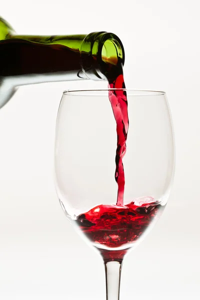 Vinho tinto que desce para o copo — Fotografia de Stock