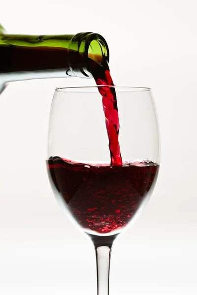 Vinho tinto no copo isolado — Fotografia de Stock