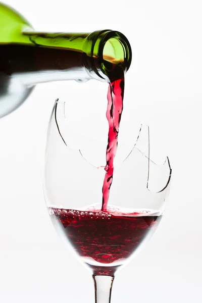 Вино в разбитом стекле — стоковое фото