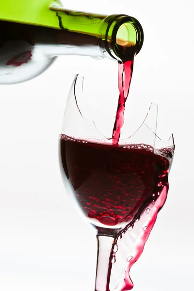 Wine overflow in the the broken glass — Stock Photo, Image