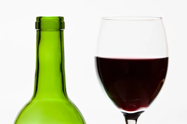 Grüne Flasche Wein und Glas isoliert — Stockfoto
