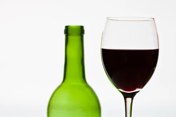 Fles wijn en geïsoleerd glas — Stockfoto