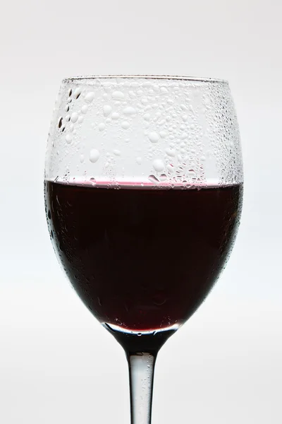 Kieliszek do wina czerwonego zbliżenie z kropla na białym tle — Zdjęcie stockowe