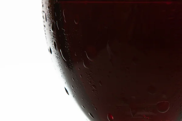 Primer plano copa de vino tinto con gota aislada — Foto de Stock