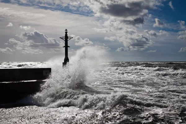 ランタンと雲と海の嵐 — ストック写真