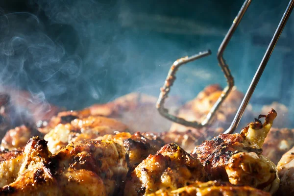 Barbecue chicken with cherbs on Grill — Stock Photo, Image