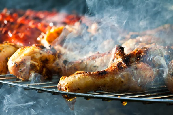 Barbecue with chicken legs on grill — Stock Photo, Image