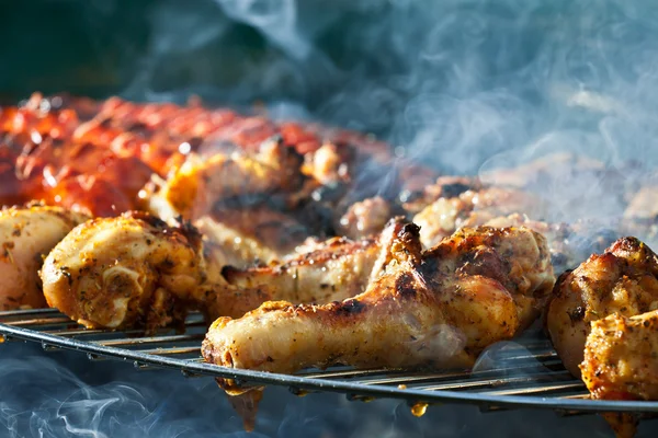 Klobása a kuře barbecue — Stock fotografie