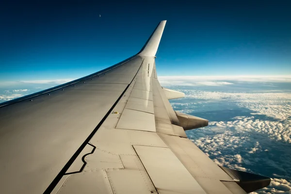 Ala de avión con nubes y cielo azul —  Fotos de Stock