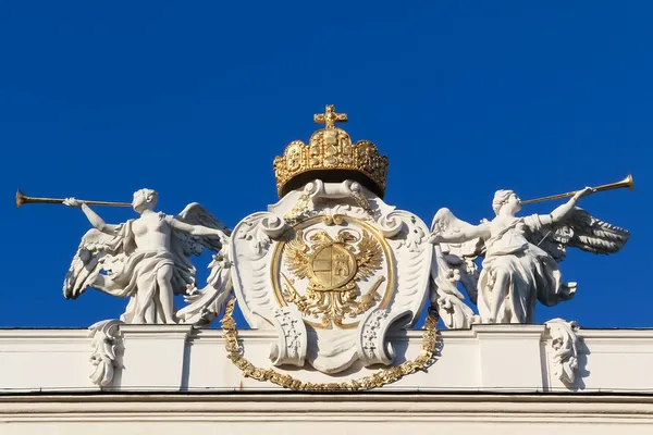 Anioły wielbiąc austriacki insygnia władzy — Zdjęcie stockowe