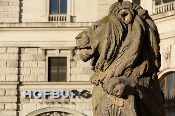 Een leeuw bewaken hofburg, Wenen — Stockfoto