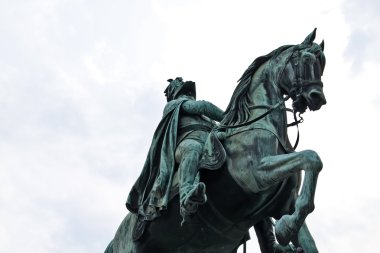 bir binici at üstünde anıt