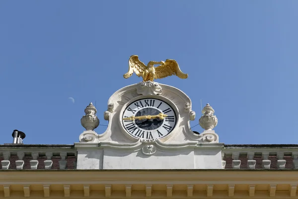 Orzeł i zegar obok księżyca w sch — Zdjęcie stockowe