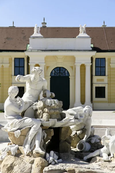 一座雕像的喷泉在 sch — 图库照片