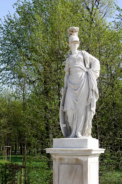 Una antigua estatua en el jardín de Sch — Foto de Stock