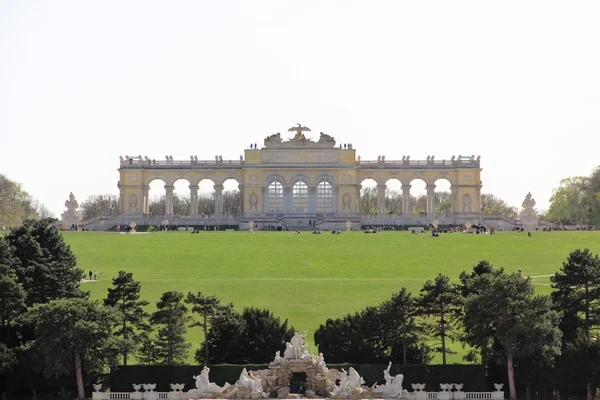 Gloriette behind the fountain — Stock Photo, Image