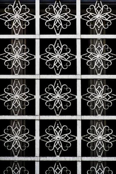 Parrilla de ventana con patrón de flores —  Fotos de Stock