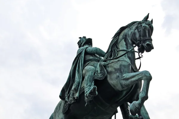 Monument van een renner op een paard — Stockfoto