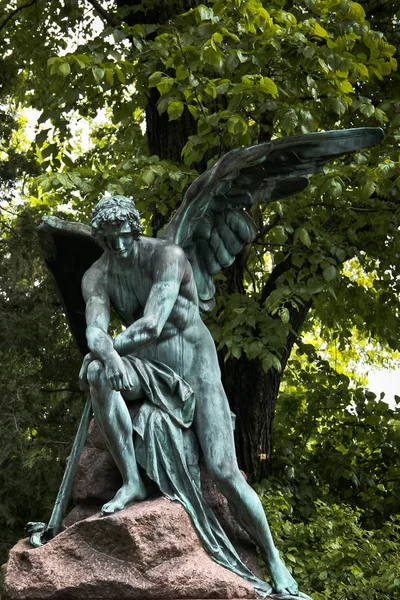 Einsamer Engel, der ein Grab beschützt — Stockfoto