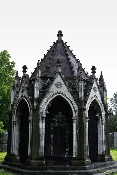 Decayed mausoleum — Stock Photo, Image
