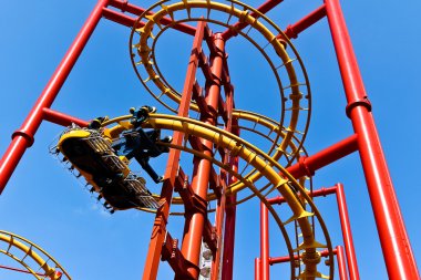 Kırmızı lunapark treni