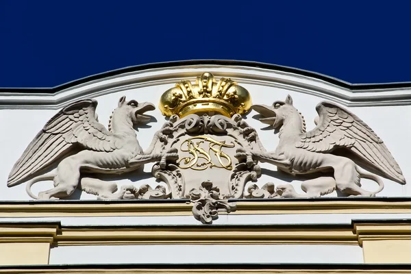 Winged beasts guarding an imperial shield — Stock Photo, Image