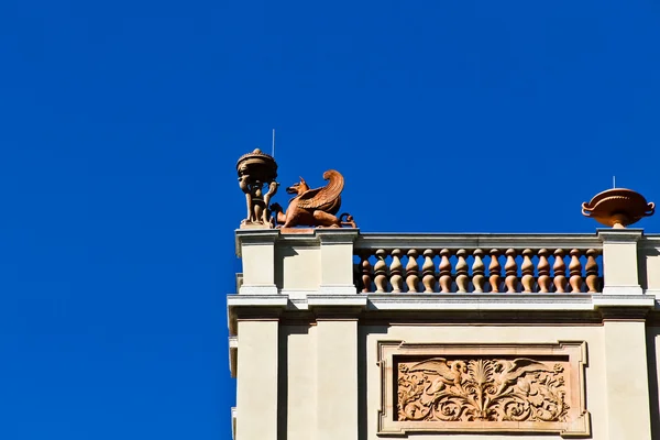 Winged beast guarding imperial building — Stock Photo, Image