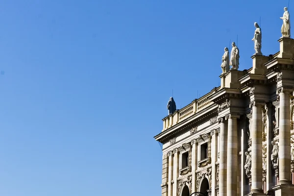 Angolo del palazzo di fronte al cielo blu — Foto Stock