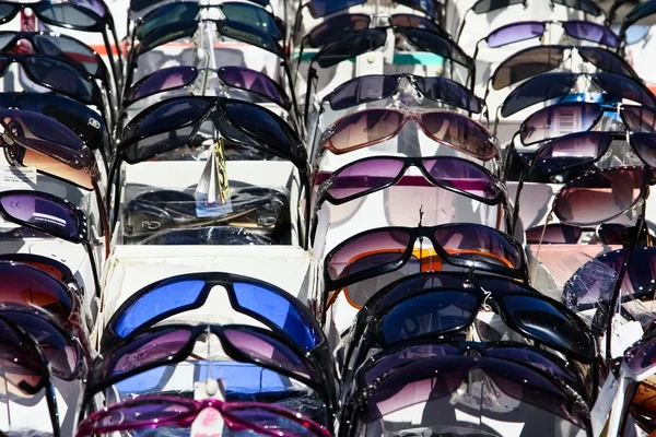 Nep zonnebril op een vlooienmarkt — Stockfoto