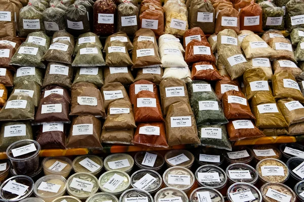 Otlar ve baharatlar bir pazarında — Stok fotoğraf
