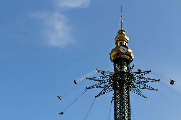 Karusell högt upp i himlen — Stockfoto
