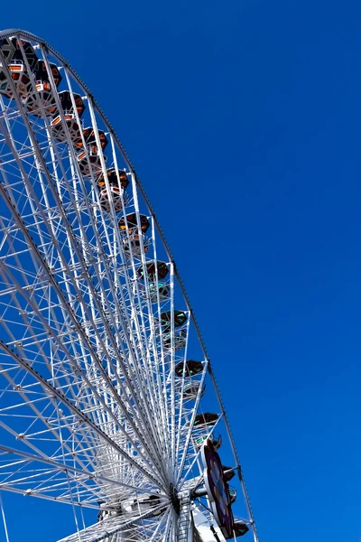 Чертово колесо в белом — стоковое фото