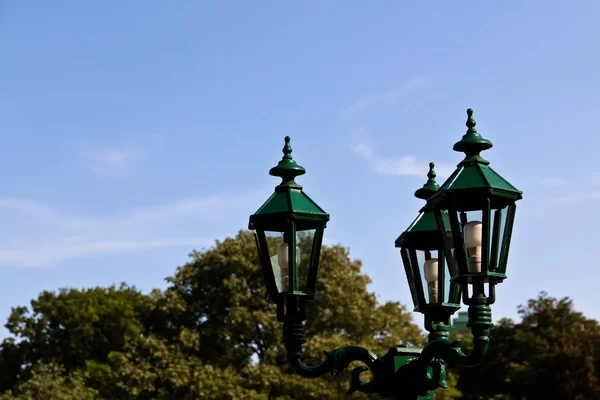 Zielony lampy uliczne — Zdjęcie stockowe