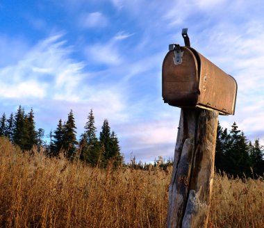 Rusty rural mailbox clipart