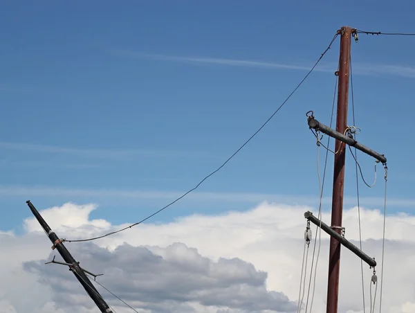 雲が付いている船のマスト — ストック写真
