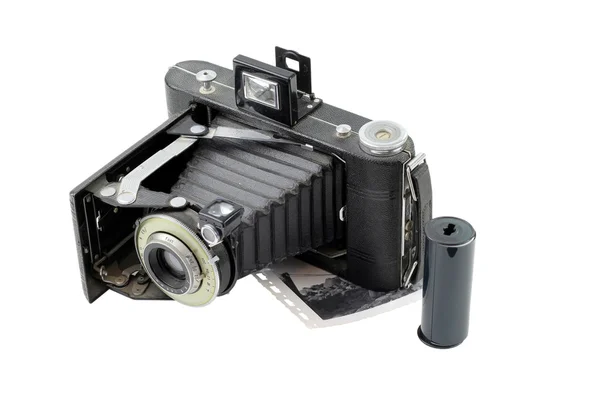Вінтажна камера з плівкою на білому — стокове фото