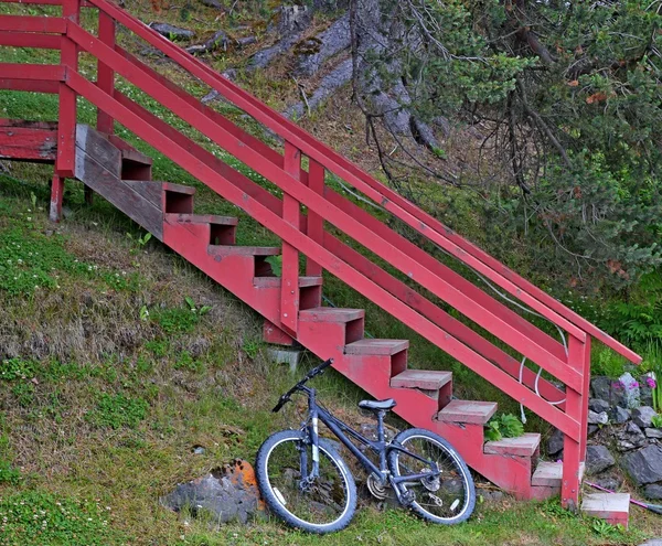 Bicicleta estacionada abaixo das escadas — Fotografia de Stock
